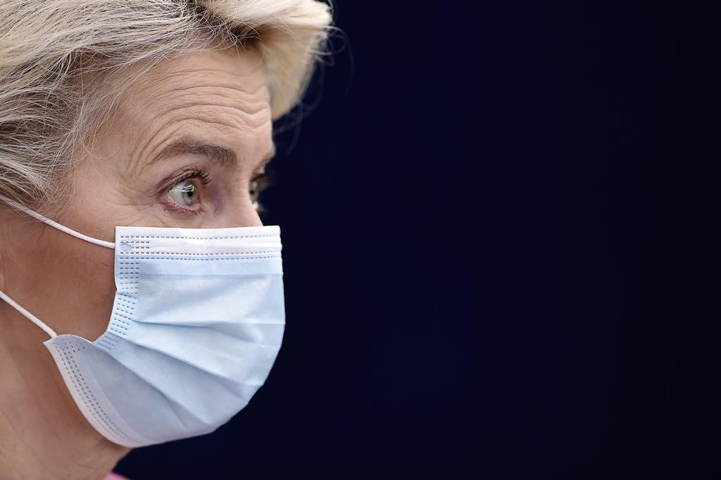 Ursula von der Leyen defende vacinação a toda a população acima dos 40 anos. Foto: Frederick Florin/EPA