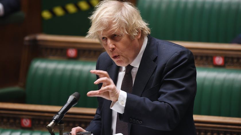 Boris Johnson a discursar no parlamento. Foto: Jessica Taylor/EPA