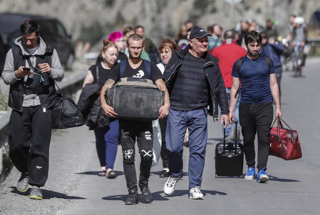 Russos fogem do país após mobilização geral Foto: Zurab Kurtsikidze/EPA