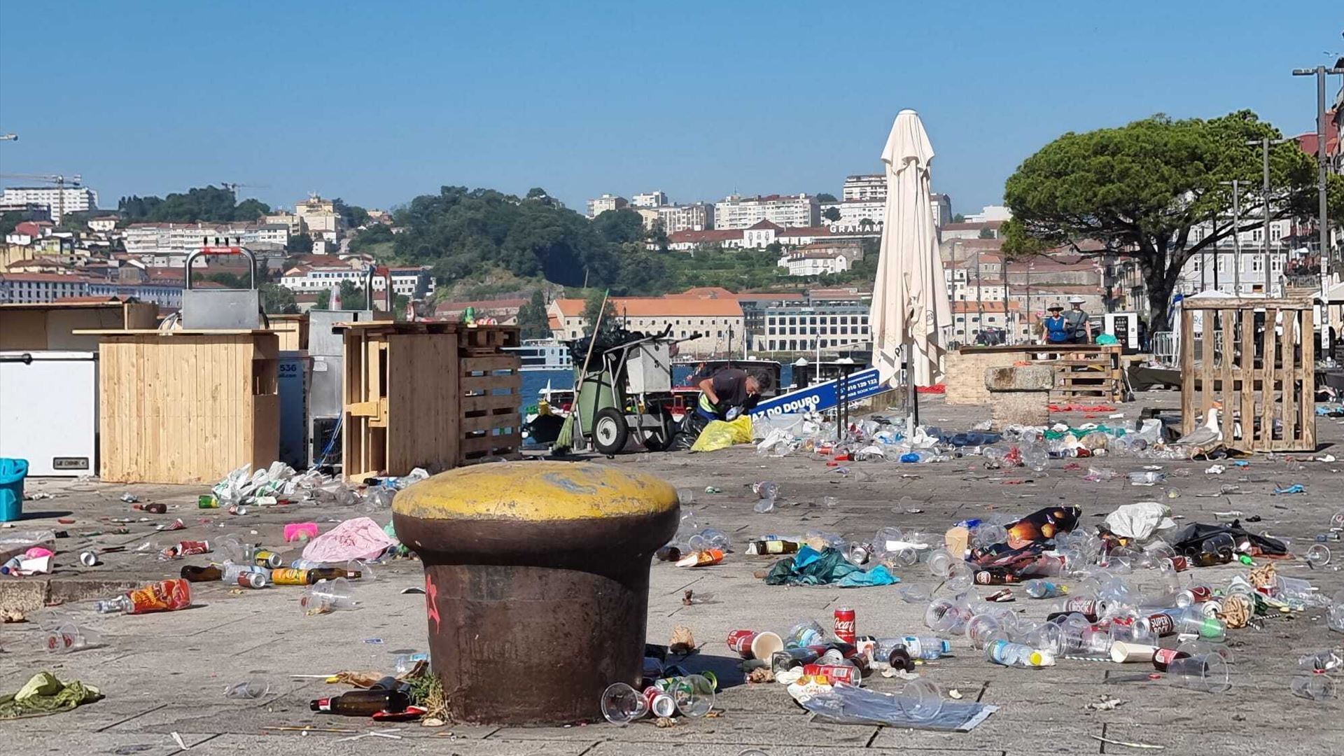 O lixo que fica depois da festa do São João. Veja as imagens