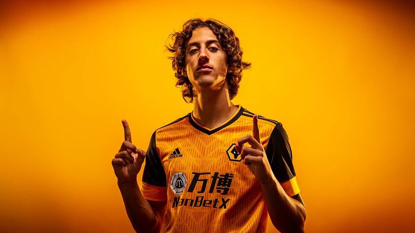 Fábio Silva já posa com a nova camisola. Foto: Wolves