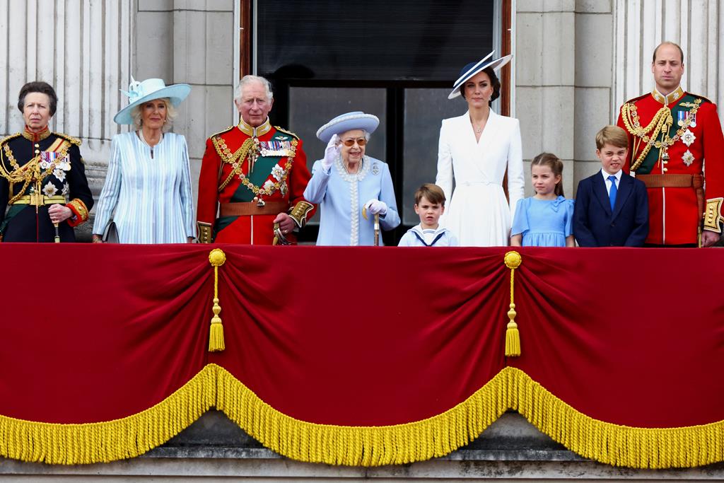 A monarca reapareceu na varanda acompanhada pelos restantes membros da família real para a tradicional fotografia. Foto: Hannah McKay/Reuters