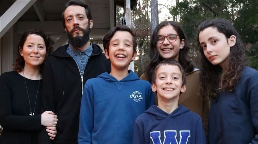 Ana Rute e Tiago Cavaco com os seus quatro filhos que estão em regime "homeschooling". Foto: Facebook