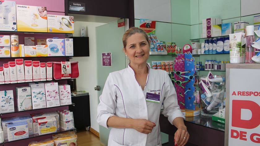 Funcionária de farmácia em insolvência. Foto: Liliana Carona/RR