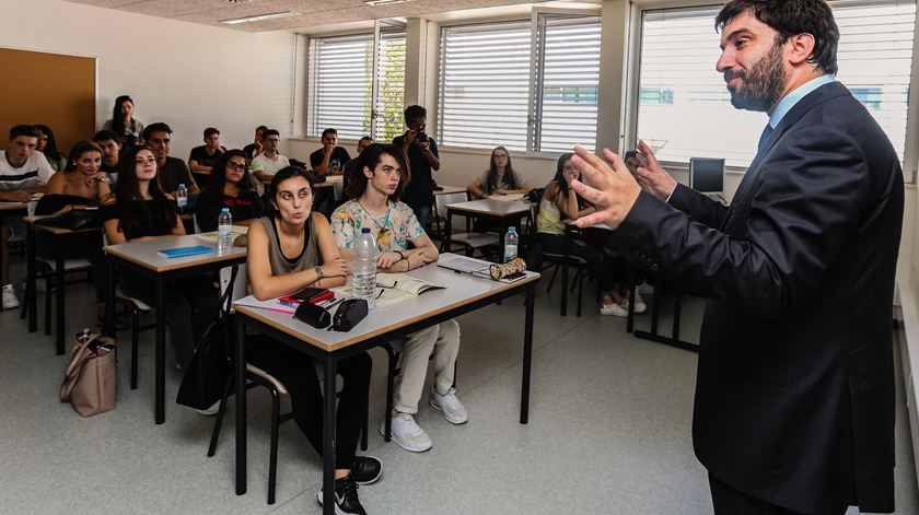 Ministro Tiago Brandão Rodrigues visita a Escola Secundária de Loulé. Foto: Luís Forra/Lusa