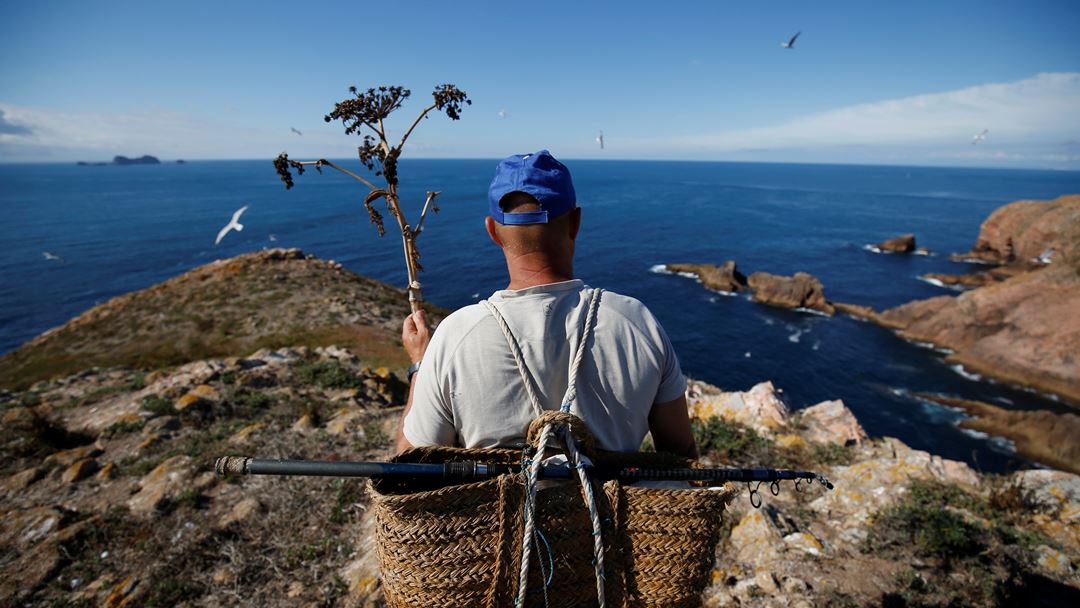 Faroleiro prepara-se para a pesca nas Berlengas Foto: Rafael Marchante/Reuters