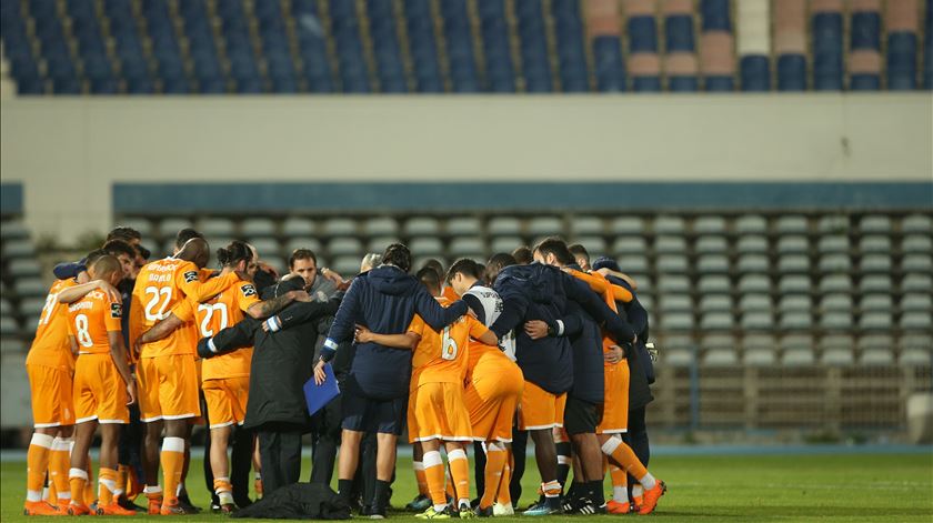 Os jogadores do FC Porto uniram-se após a derrota com o Belenenses, no Restelo. Foto: Manuel de Almeida/Lusa