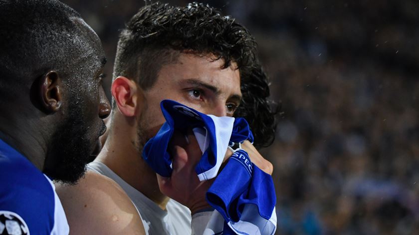 Alex Telles beija a camisola do FC Porto. Foto: Paulo Aragão/RR
