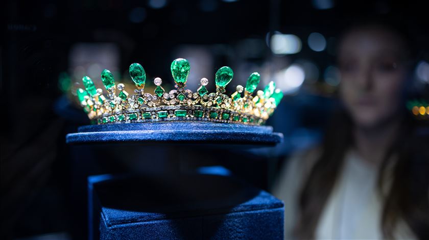 Tiara de esmeraldas e diamantes da rainha Vitória. Foto: EPA
