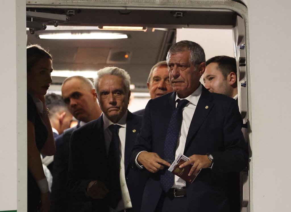 Fernando Santos à saída do avisão, na chegada ao Qatar Foto: Reuters