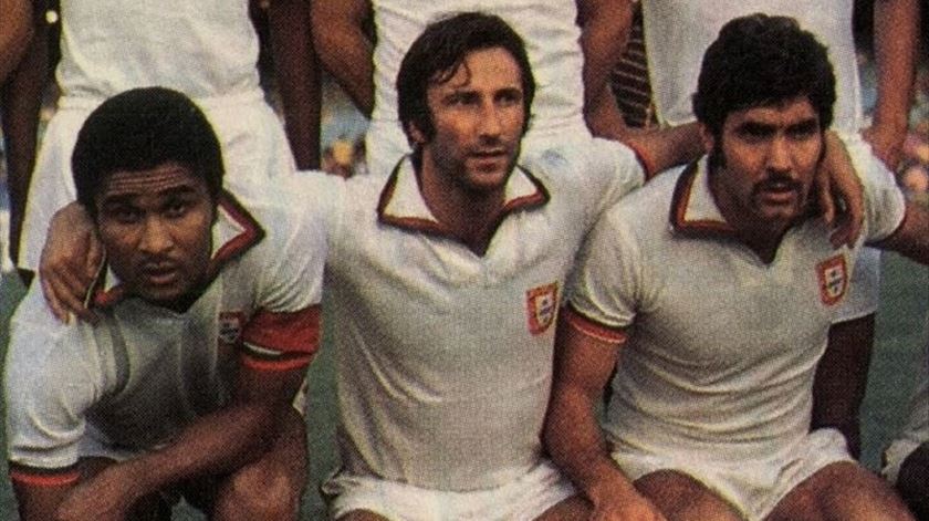 Fernando Peres ladeado por Eusébio e Toni no Rio de Janeiro. Foto: DR