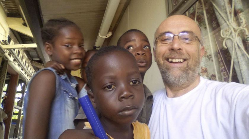 Frei Fernando Ventura com crianças da ilha do Príncipe. Foto: DR