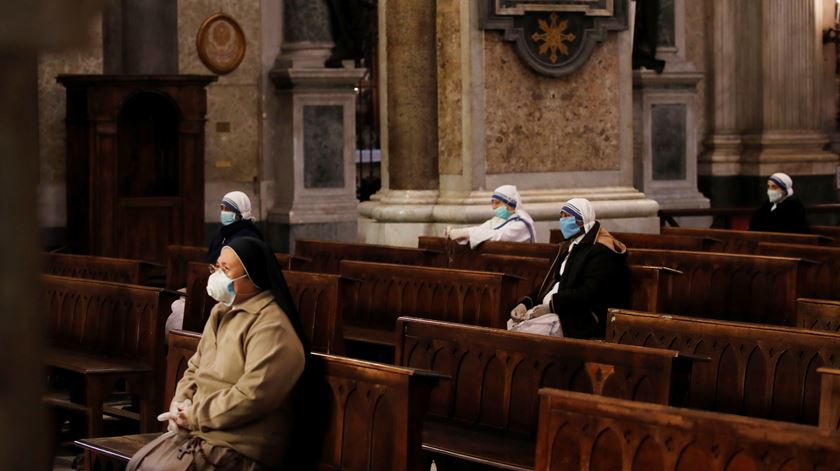 Fiéis em Nápoles, Itália, com máscara na missa, a 12 de abril Foto: Cira de Luca/Reuters