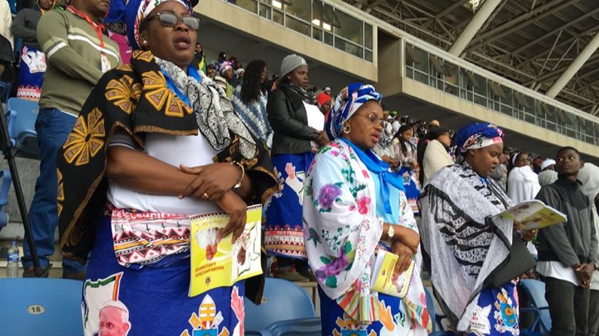 Fiéis no estádio de Zimpeto em Moçambique. Foto: Aura Miguel/RR