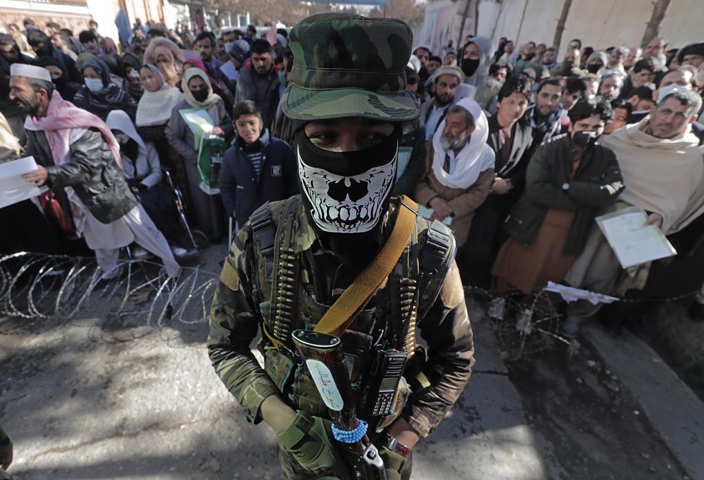 "Não queremos ataques suicidas ou explosões", diz um combatente que controla a multidão. Foto: Maxim Shipenkov/EPA