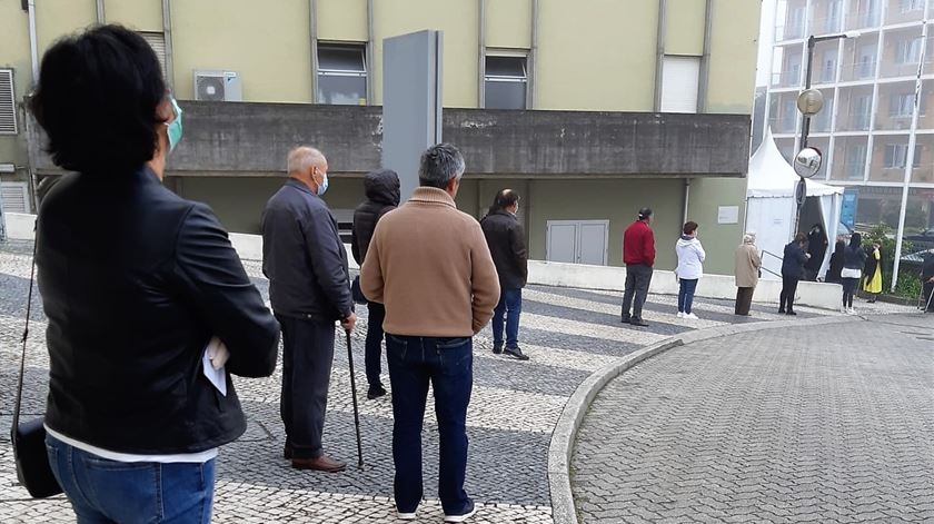 Cada doente cumpre o distanciamento social de 2 metros enquanto aguarda para despistar sintomas da Covid-19 num dos Postos de Atendimento Prévio do IPO de Coimbra. Foto: Liliana Carona/RR