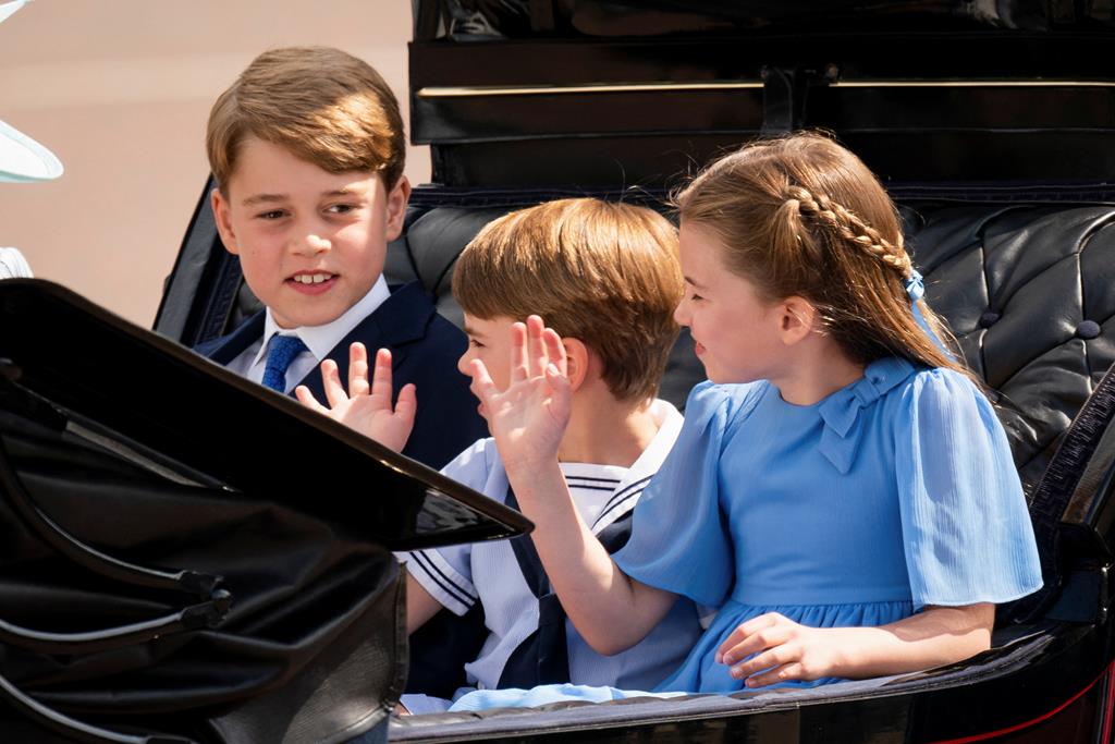 George, Louis e Charlotte, filhos de William e Kate, também participaram no desfile. Foto: Aaron Chown/Reuters