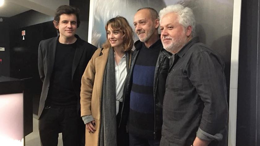 A sessão do filme "Aparição", em Évora, contou a presença dos atores e do realizador Fernando Vendrell (à direita). Foto: Rosário Silva/RR