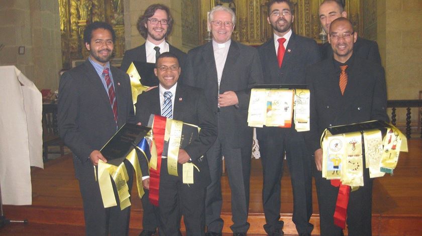 Finalistas do Instituto Superior de Teologia de Évora com o arcebispo D. José Alves. Foto: Facebook ISTE