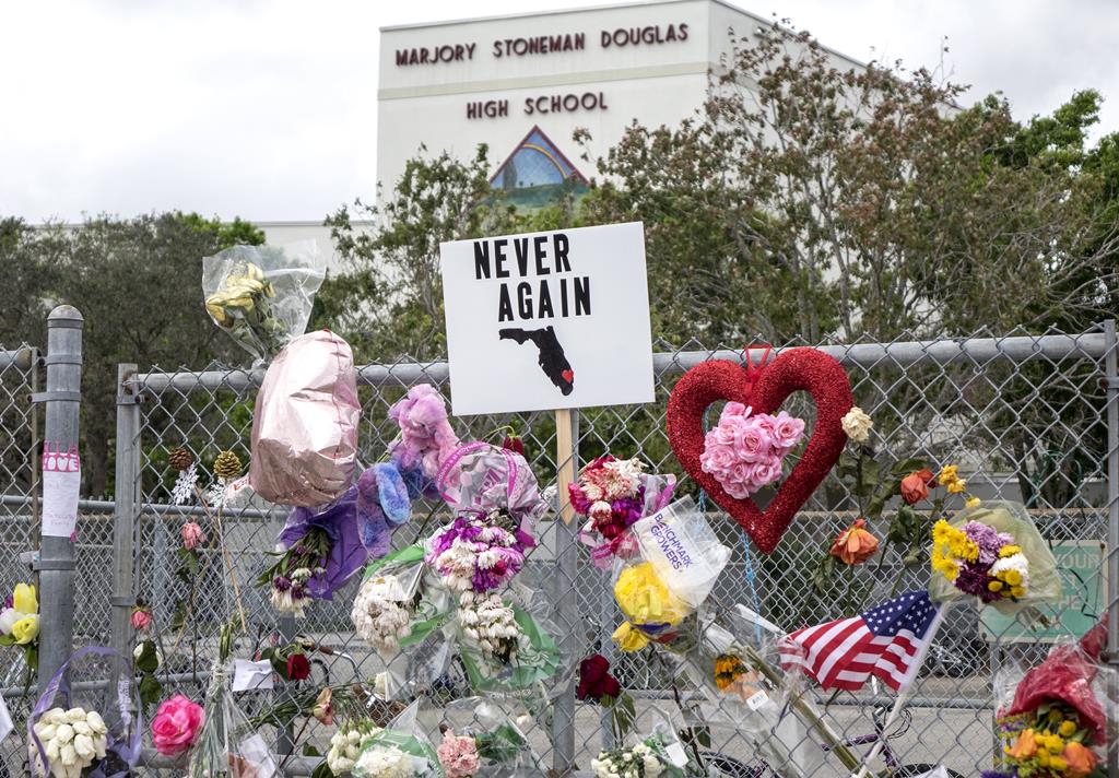 Flores na escola de Parkland onde decorreu o tiroteio, Flórida (20/02/18) Foto: Cristobal Herrera/EPA
