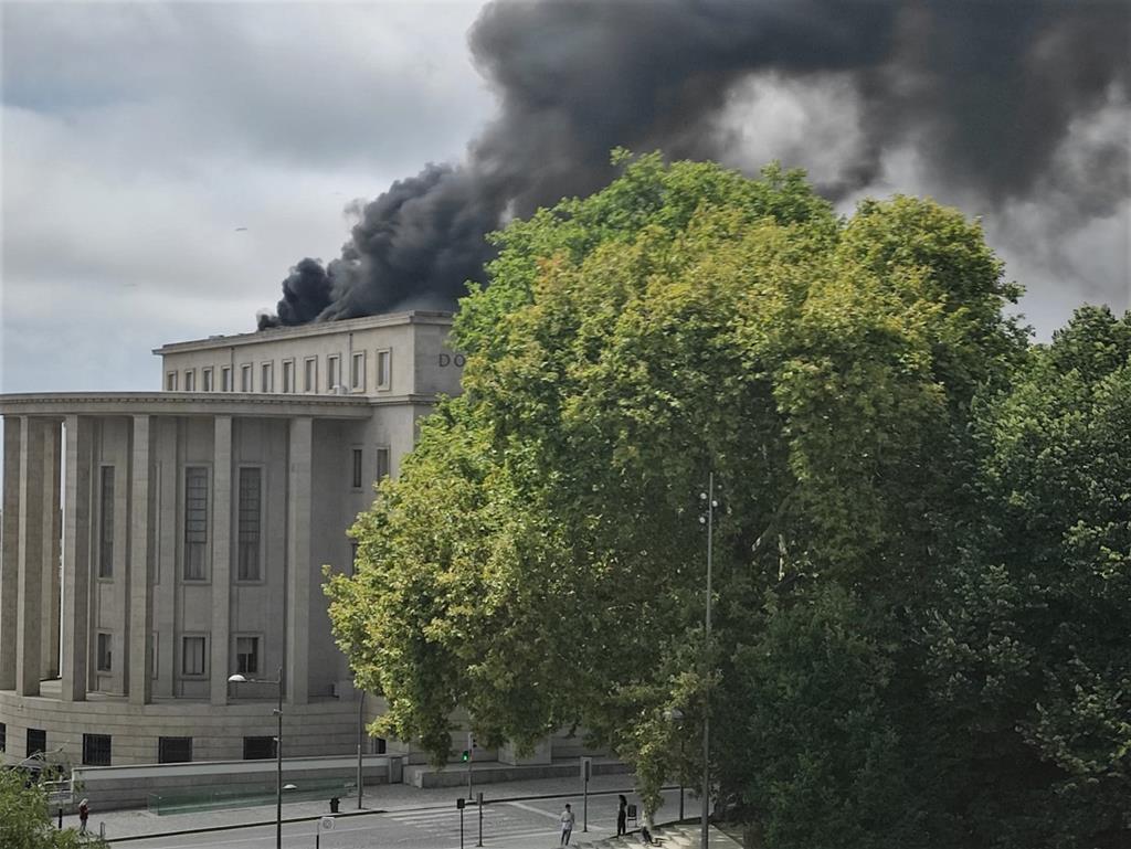 Incêndio no Palácio da Justiça no Porto foi extinto ...