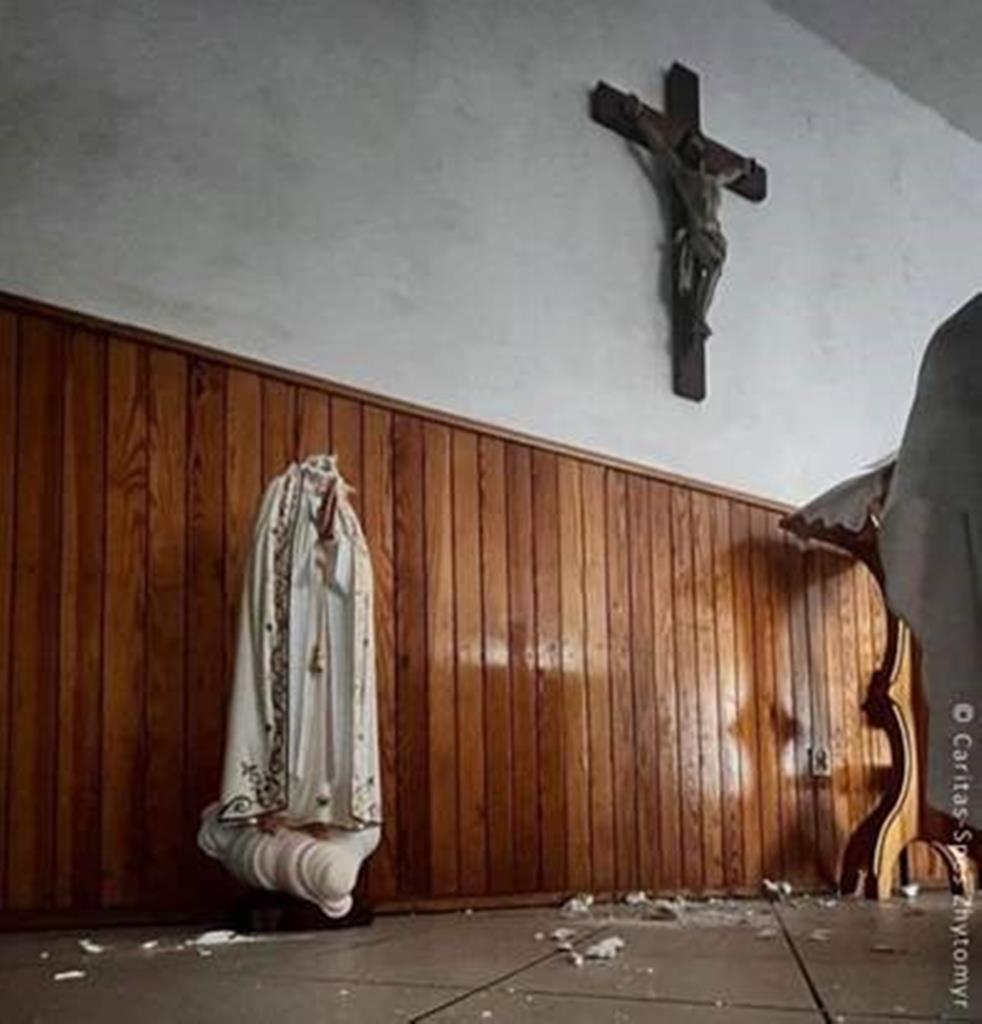 Tropas russas vandalizam seminário em Vorzel e destroem imagem de Nossa Senhora. Foto: AIS