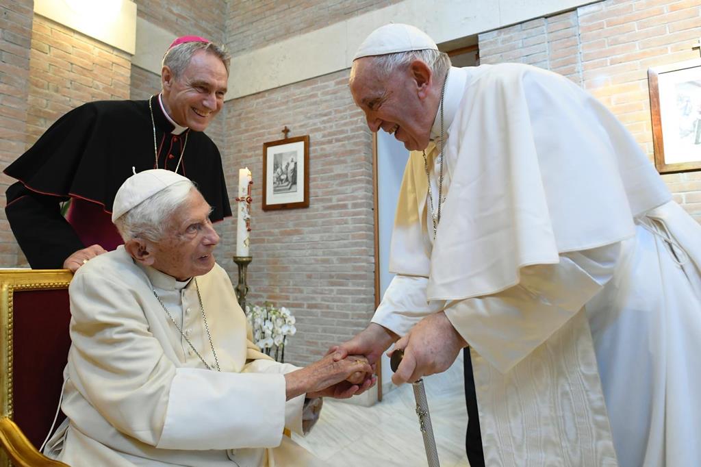 Novos cardeais e Papa Francisco visitam Bento XVI, novembro 2020. Foto: Vatican Media