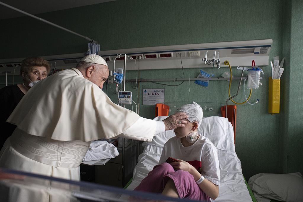 Papa visita hospital pediátrico com crianças ucranianas. Foto: Vaticano