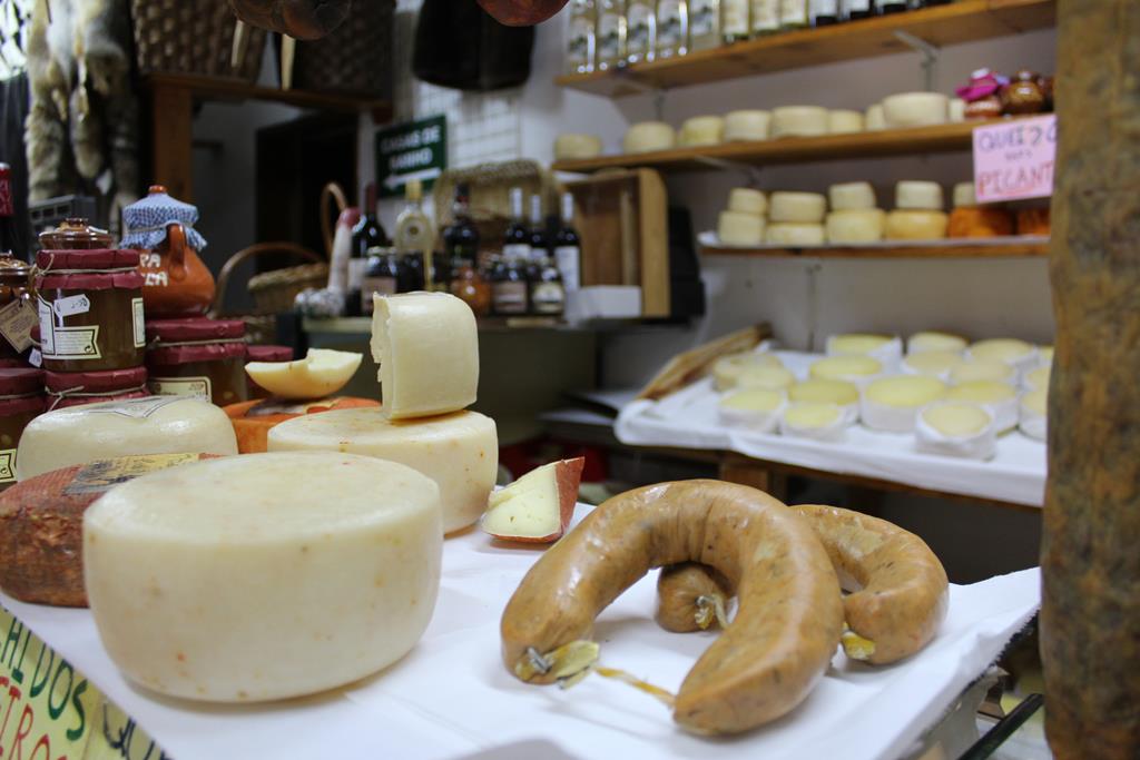 Os queijos e os enchidos aguardam pelos turistas para as famosas sandes. Foto: Liliana Carona/RR