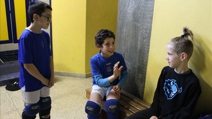 António Gouveia tenta explicar comunicar através de gestos com o novo membro da equipa. Foto: Liliana Carona/RR