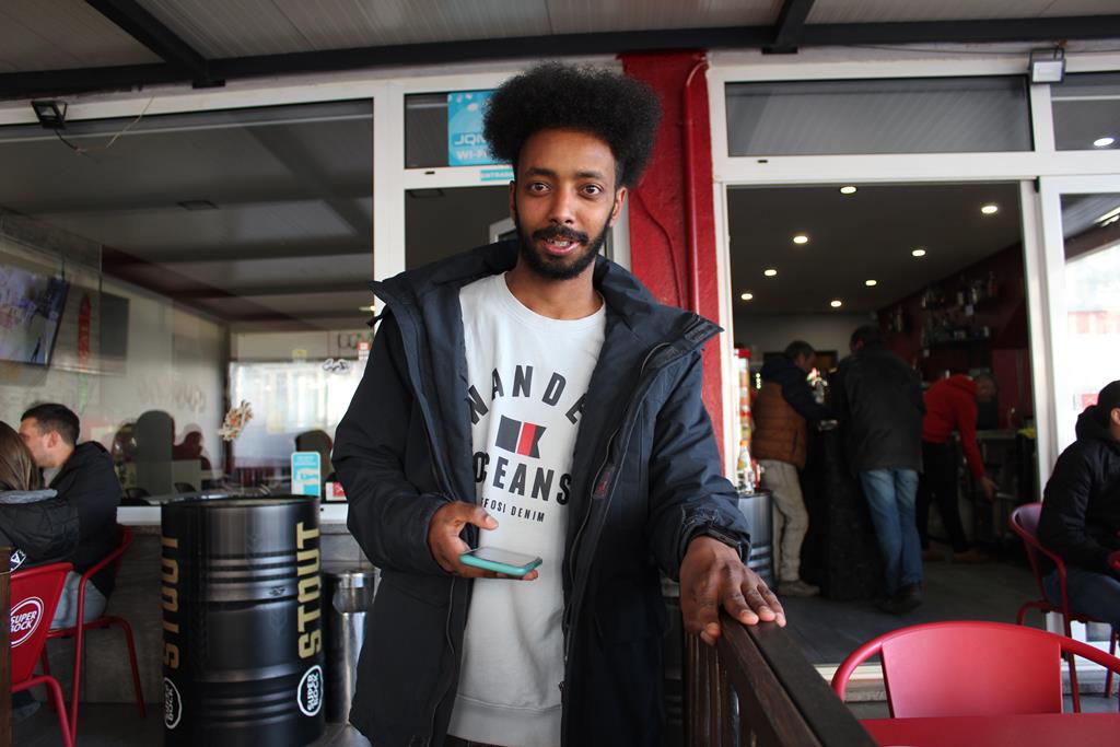 Hamse Muse, jogador somali do Casal de Cinza, no bar Girassol, onde costumava trabalhar Foto: Liliana Carona/RR