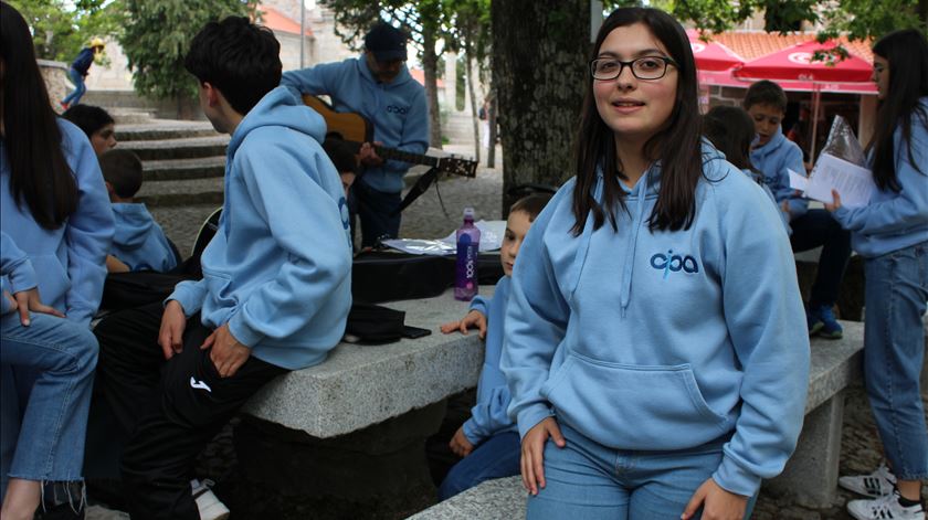 Beatriz Pinho, de 19 anos, ajuda os elementos mais novos do coro. Foto: Liliana Carona/RR