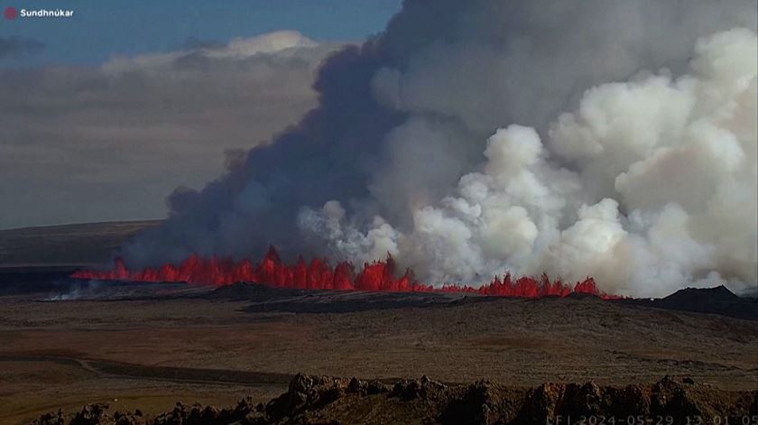 Vulcão na Islândia entra em erupção, obriga a evacuação e expele lava a 50 metros de altura