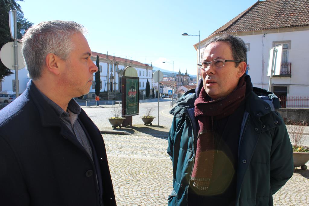 Jorge Ferreira, vice-presidente do município, conversa com frei José Luís Monteiro. Foto: Liliana Carona/RR