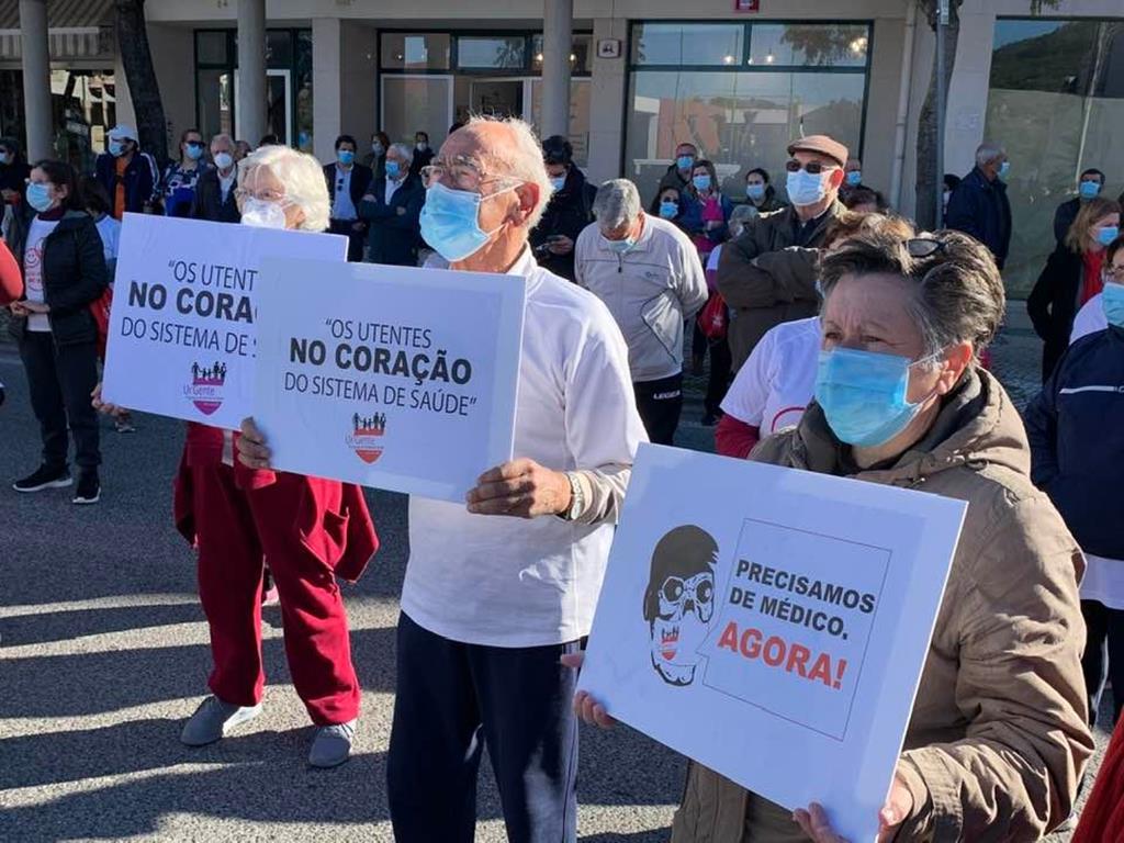 Manifestação frente ao Centro de Saúde de Porto de Mós. Foto: Município de Porto de Mós