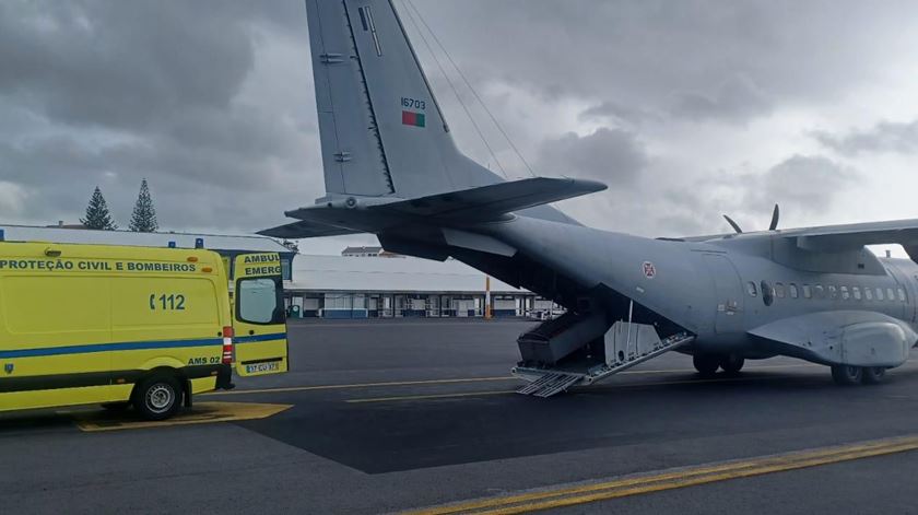 Bebé nasceu a bordo de um C-295M esta segunda-feira, enquanto avião sobrevoava o Oceano Atlântico. Foto: Força Aérea Portuguesa
