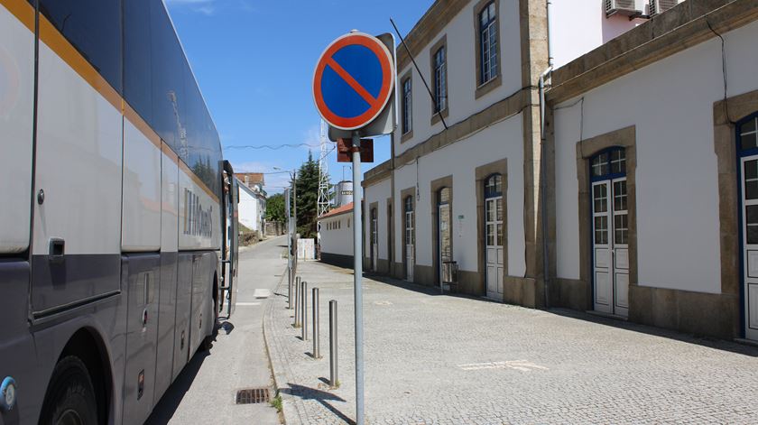 Estação ferroviária. Os autocarros que fazem o transfer de passageiros chegam e partem vazios Foto: Liliana Carona/RR