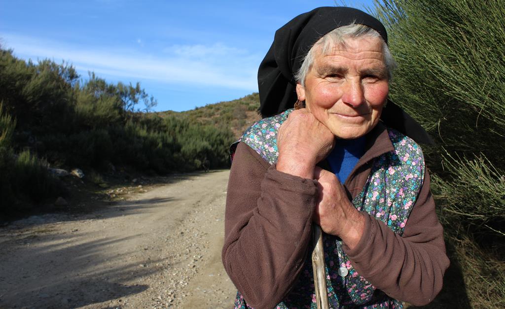"“Eu não sei ler. A escola foi pegar no sacho e trabalhar", afirma Maria da Conceição Oliveira, 72 anos, pastora desde que se lembra. Foto: Liliana Carona/RR