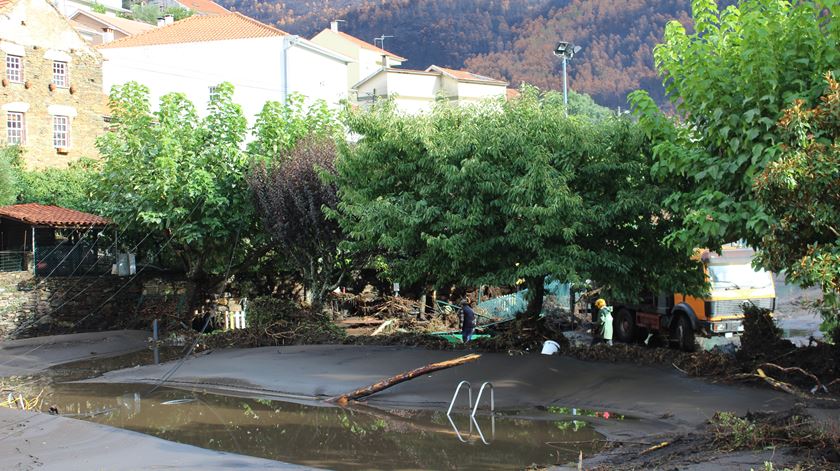 As inundações provocaram vários estragos nos equipamentos, habitações e automóveis da freguesia. Foto: Liliana Carona/RR