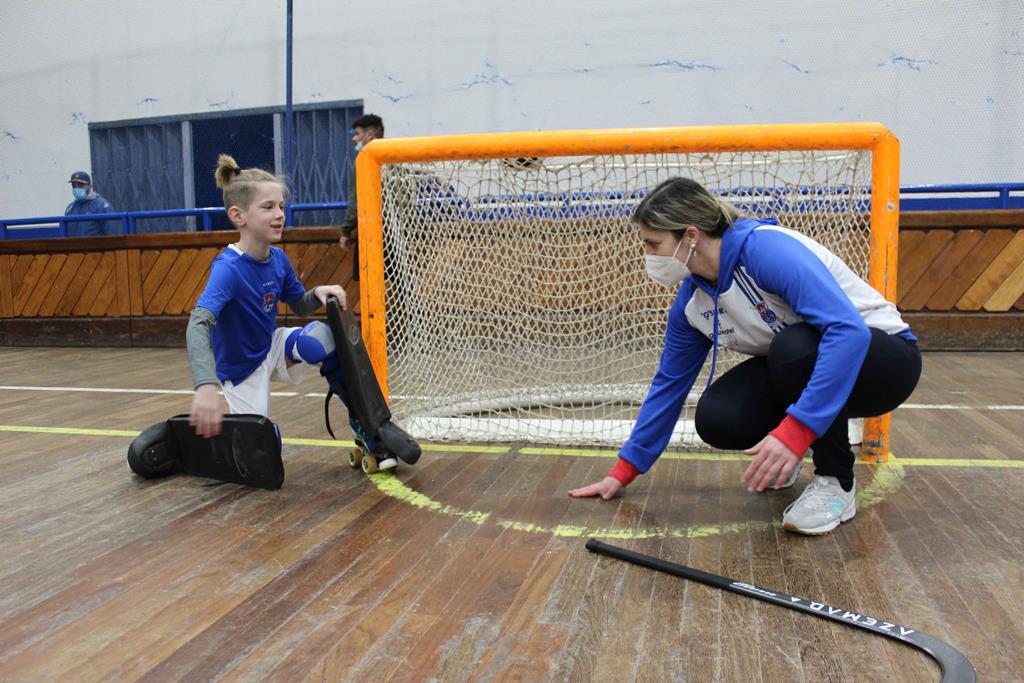 Criança atleta ucraniana vai integrar equipa de Hóquei em  - Visão