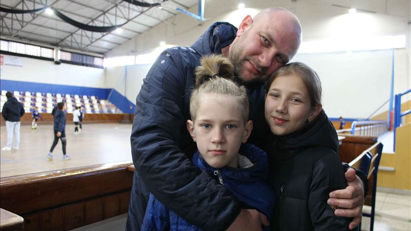 Vladimir com dois dos quatro filhos Anatoly de 8 anos e Lyudmila de 10. Foto: Liliana Carona/RR