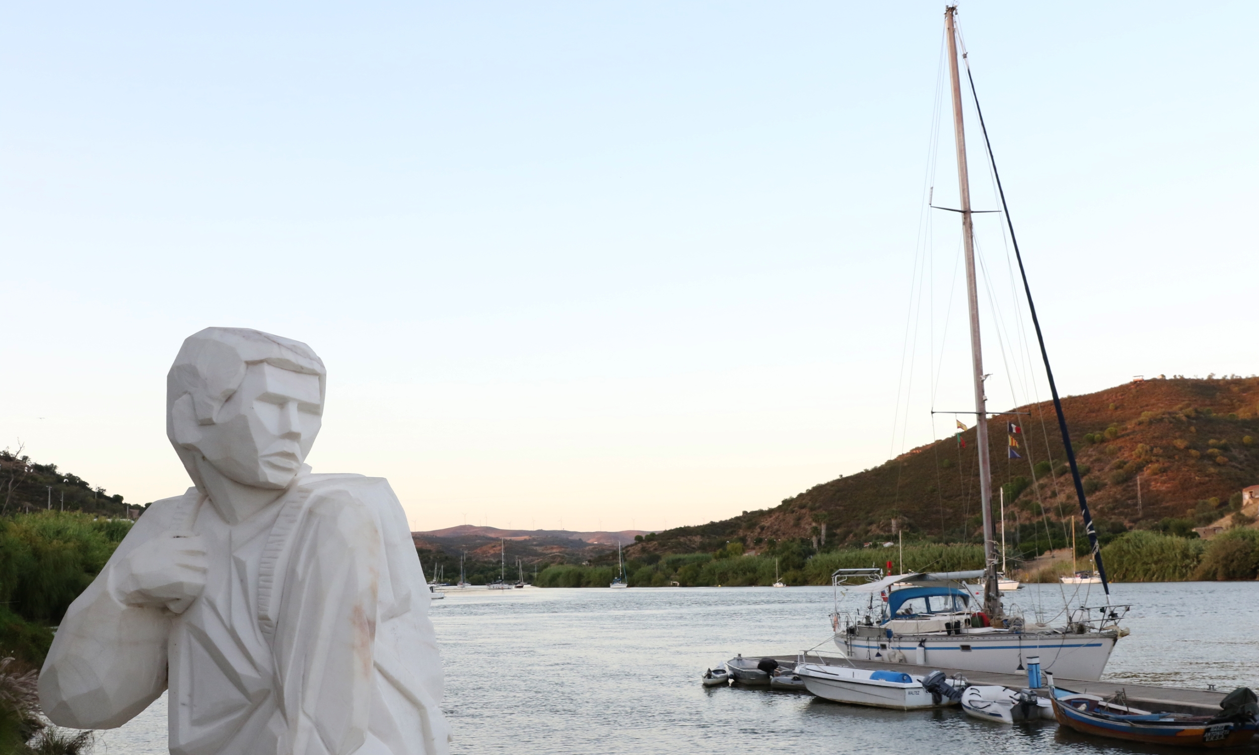Estátua do contrabandista recorda o passado da região raiana