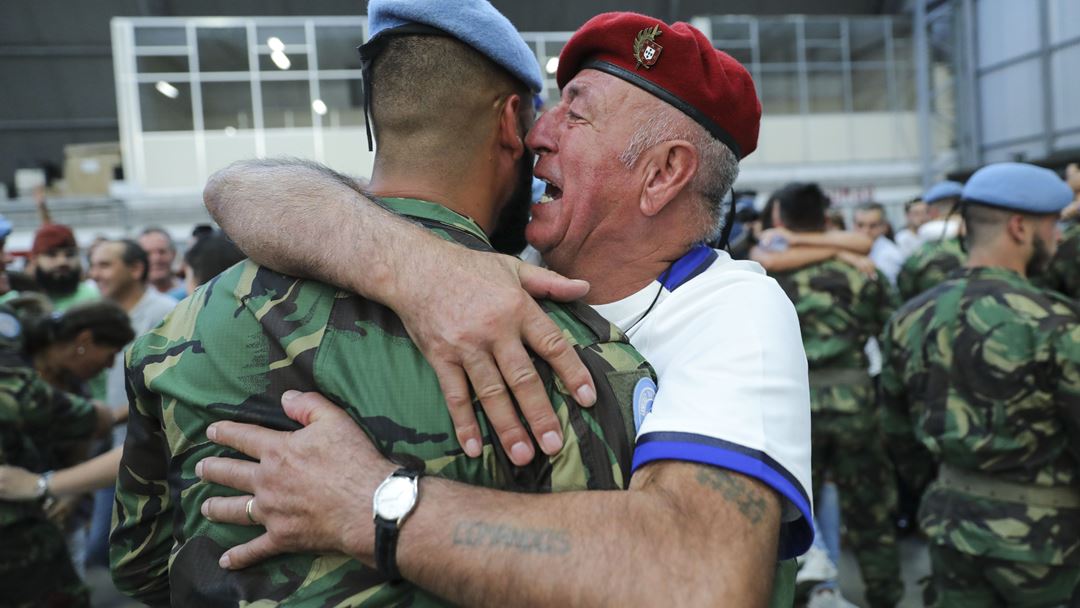 Familiares felicitam os militares portugueses destacados na República Centro-Africana à chegada ao Aeródromo de Trânsito N.º 1, Figo Maduro, Lisboa, esta quinta-feira. Foto: Miguel A. Lopes/Lusa