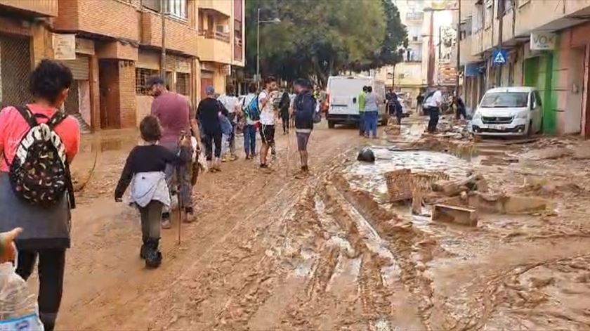 "Há gente a pilhar supermercados porque não tem o que comer". Paiporta, o epicentro da tragédia em Valência