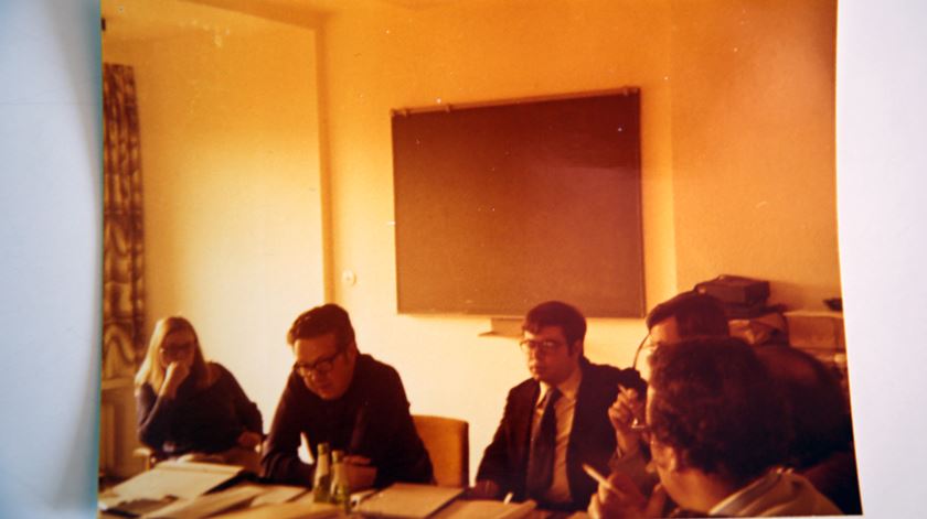 18 de Abril de 1973, Academia Kurt-Schumacher, onde decorreu o congresso. São reconhecíveis a alemã Elke Sabiel, Mário Soares e Mário Mesquita.