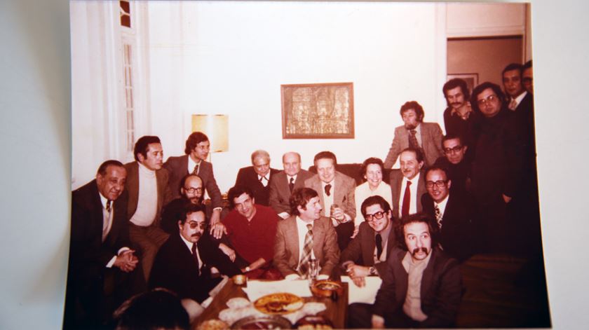 Em casa de Tito de Morais, a 19 de abril de 1978, dia do quinto aniversário da fundação do PS. Mário Mesquita é o terceiro a contar da direita, em cima. Pouco tempo depois abandonava o partido. Foto cedida por Mário Mesquita.