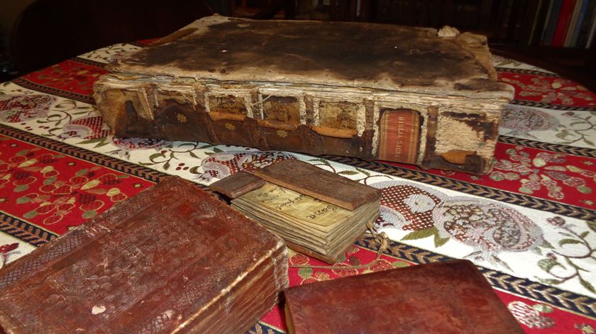 Ao centro, entre outras várias, uma bíblia etíope revestida a madeira. Foto: Liliana Carona/RR