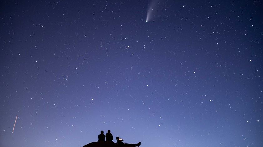 Curiosos observam o cometa NEOWISE a partir do Joshua Tree National Park, em Los Angeles, na Califórnia. Foto: Etienne Laurent/EPA