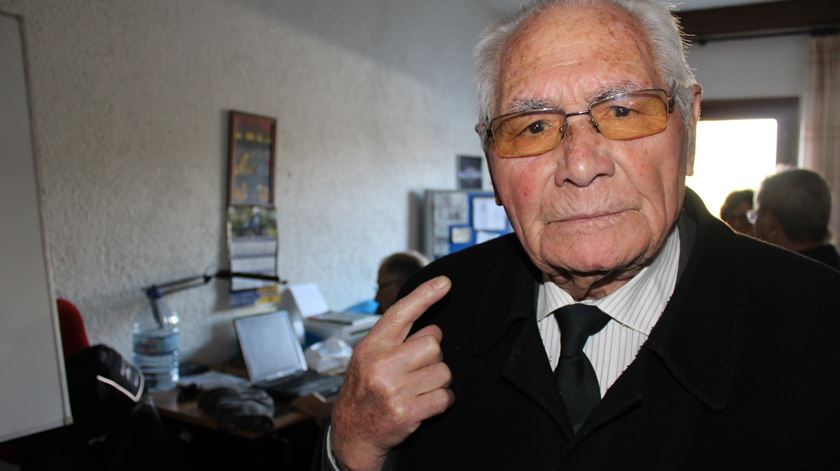 Eduardo Santos Duarte, 89, é o aluno mais velho da Universidade Sénior de Gouveia e esforça-se no Inglês. Foto: Liliana Carona/RR