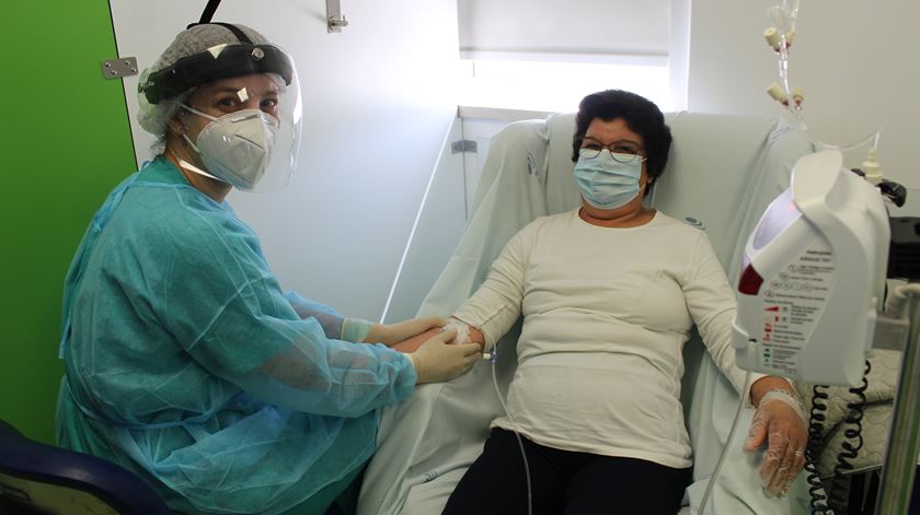 Paciente recebe tratamento no IPO de Coimbra. Foto: Liliana Carona/RR